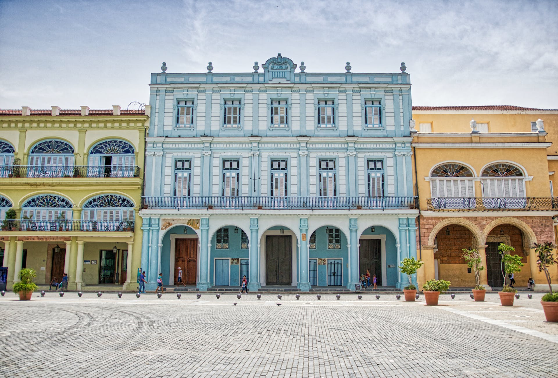 In many ways, Havana images show the City as run down. Its colourful architecture has seen better days. Cuba adapted typical Baroque designs. It is important to remember that the Spanish arrived early in the 16th Centuries. They stayed for four centuries and therefore left their mark.
