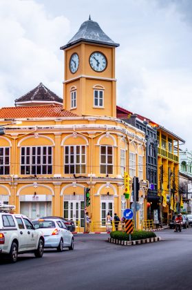 Thailand used to be occupied by the Portuguese, so in the Old Town, there are still some beautiful, colorful Portuguese buildings that have been converted into museums, shops, hotels, and restaurants.