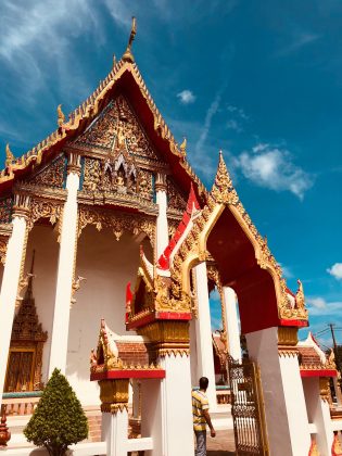 Other than beautiful blue beaches, Thailand is well-known for its spectacular temples. Of the 29 Buddhist temples in Phuket, Wat Chalong is the most important one.