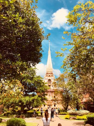 Now, Wat Chalong is a major tourist attraction but it is important to remember that it is still a functioning temple. When you visit, cover your shoulders and knees and take off your shoes before entering the temples.