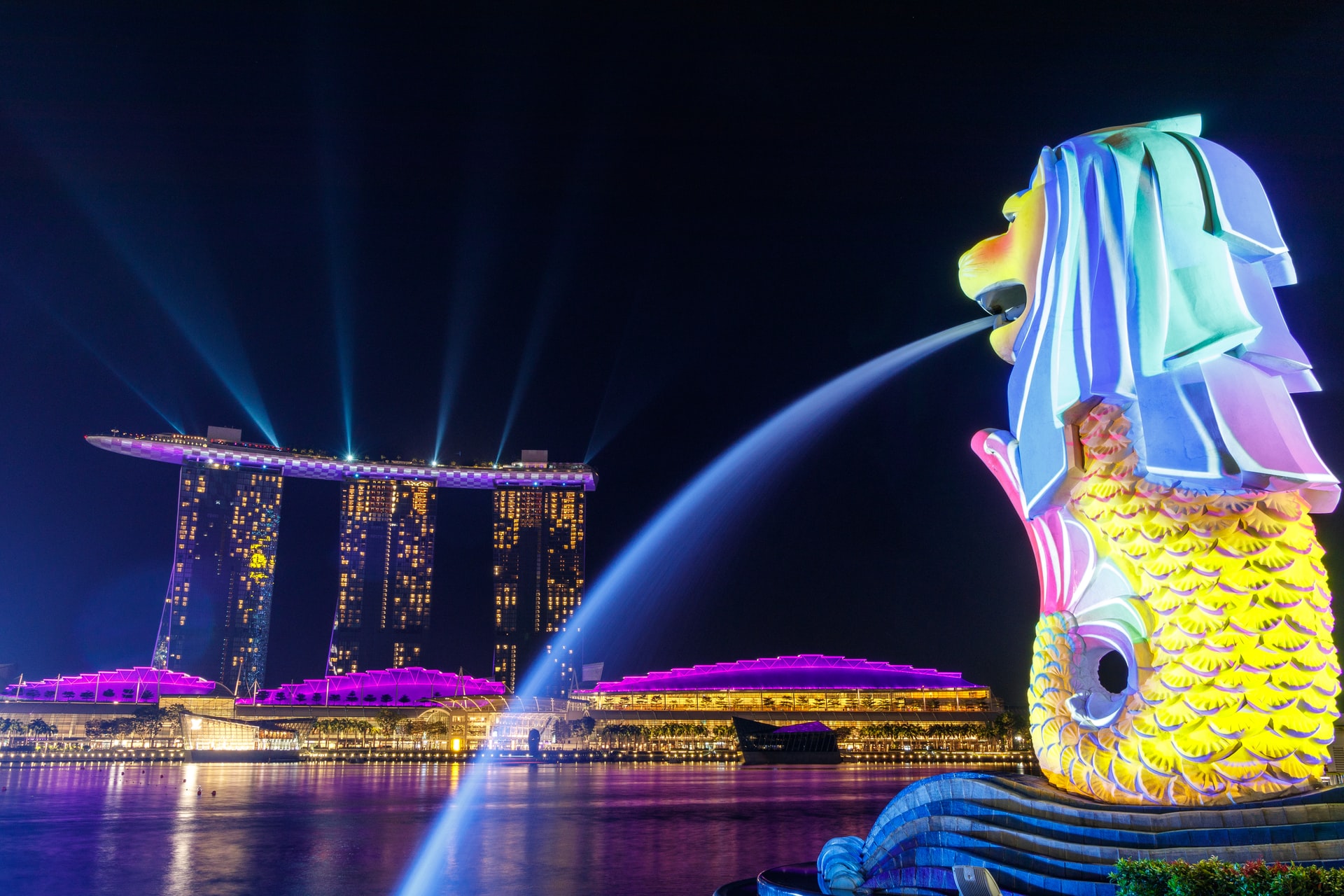 As the Marina Bay Sands is centrally located, the area surrounding the hotel is fun to explore. During your stay, pop over to the Merlion fountain across from the hotel.