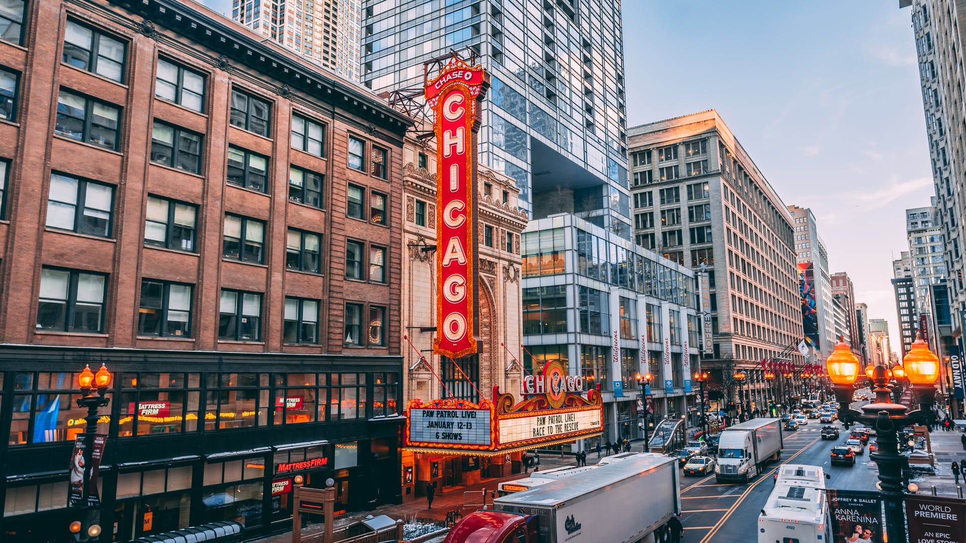 Chicago is a city with plenty of things to do in the evening. There are plenty of good restaurants, bars and clubs. If you want to enjoy a show, Chase Lounge is the place to go. Check the calendar to see what is on before you head to Chicago. Chicago Philharmonic is world famous while you will find opera available in the City as well. The Magnificent Mile is one of the best shopping districts anywhere in the USA. It is the City’s most important commercial area with plenty of high quality shops. It is a square mile with Lake Michigan its eastern boundary.