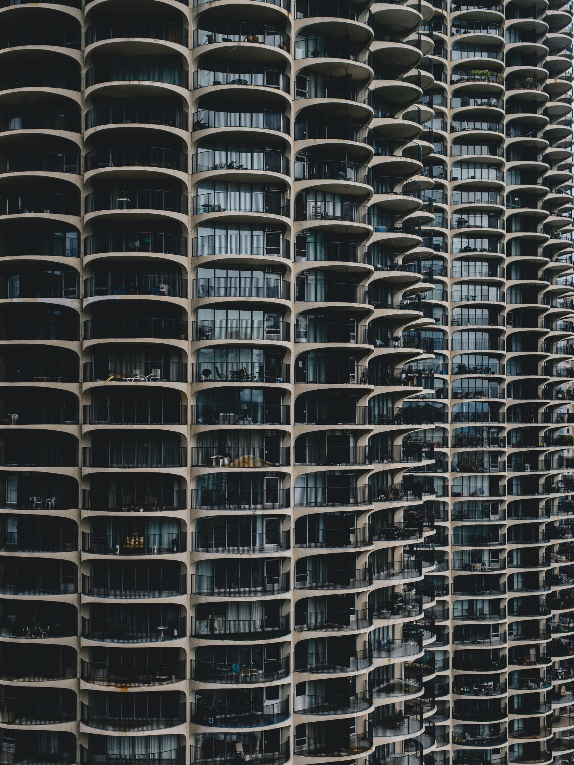 This residential complex was the first to be built in the USA post-War. As a result, inner-city regeneration began to happen nationwide. It sits next to the Chicago River with a marina at ground level. Today, the Towers are home to commercial enterprises as well. You will find a concert hall, restaurants, and a hotel. Each tower has 65 floors and reaches a height of just under 600 feet.