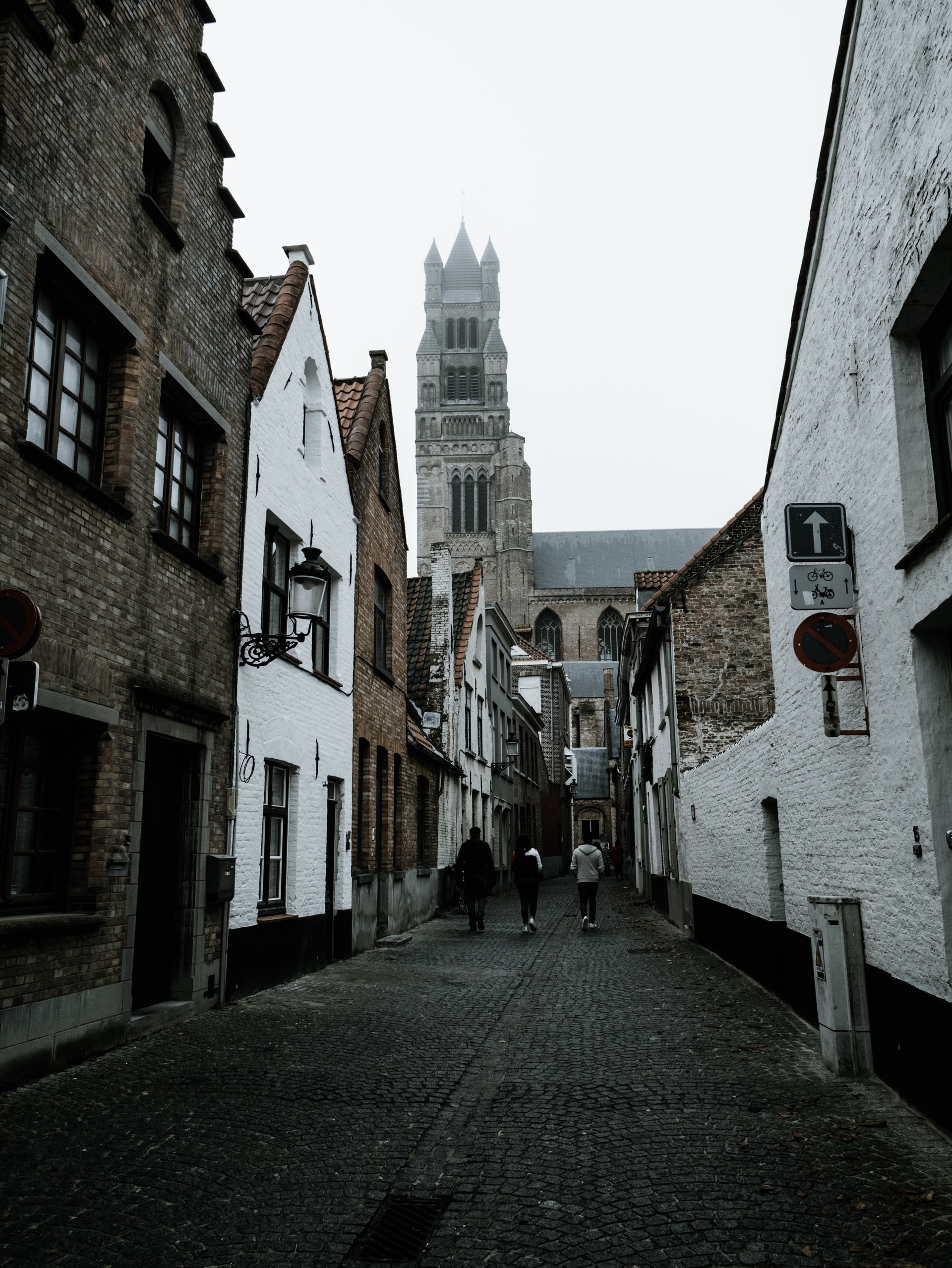 One of the Bruges images you should certainly have in your album is the Belfry. It is arguably the most prominent landmark in Bruges, located right in its heart. In the past, it held municipal archives and a treasury. It remains an excellent lockout point although that is less important in the modern day.