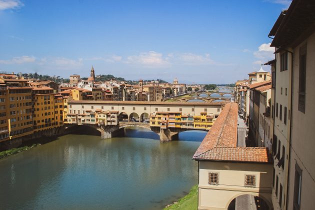 Around the Arno River and Ponte Vecchio, there are tons of cute shops, jewellers, art dealers, cafes, and restaurants for you to enjoy.