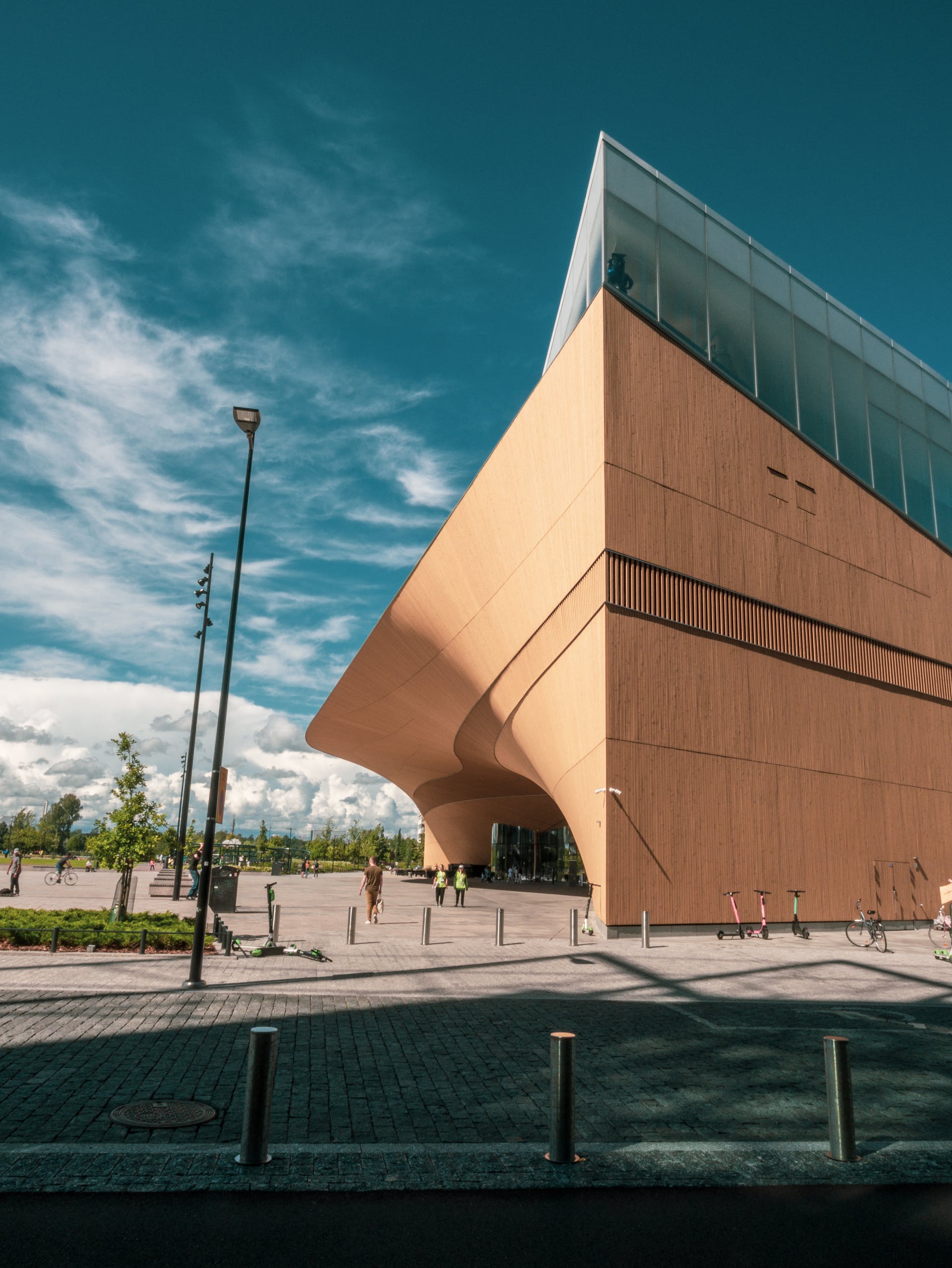 There was a competition to design this museum, a competition open to architects from throughout the Nordic and Baltic countries. The winner however who was invited to submit his ideas anonymously was Steven Holt from the USA. Work on the building began in 1996 and took two years to complete. Over 8,000 artists have exhibits within the museum today. At the last count, around 300,000 visits go through its door each year. Kiasma belongs to the Finnish National Gallery which includes the Ateneum which contains the best of national art.