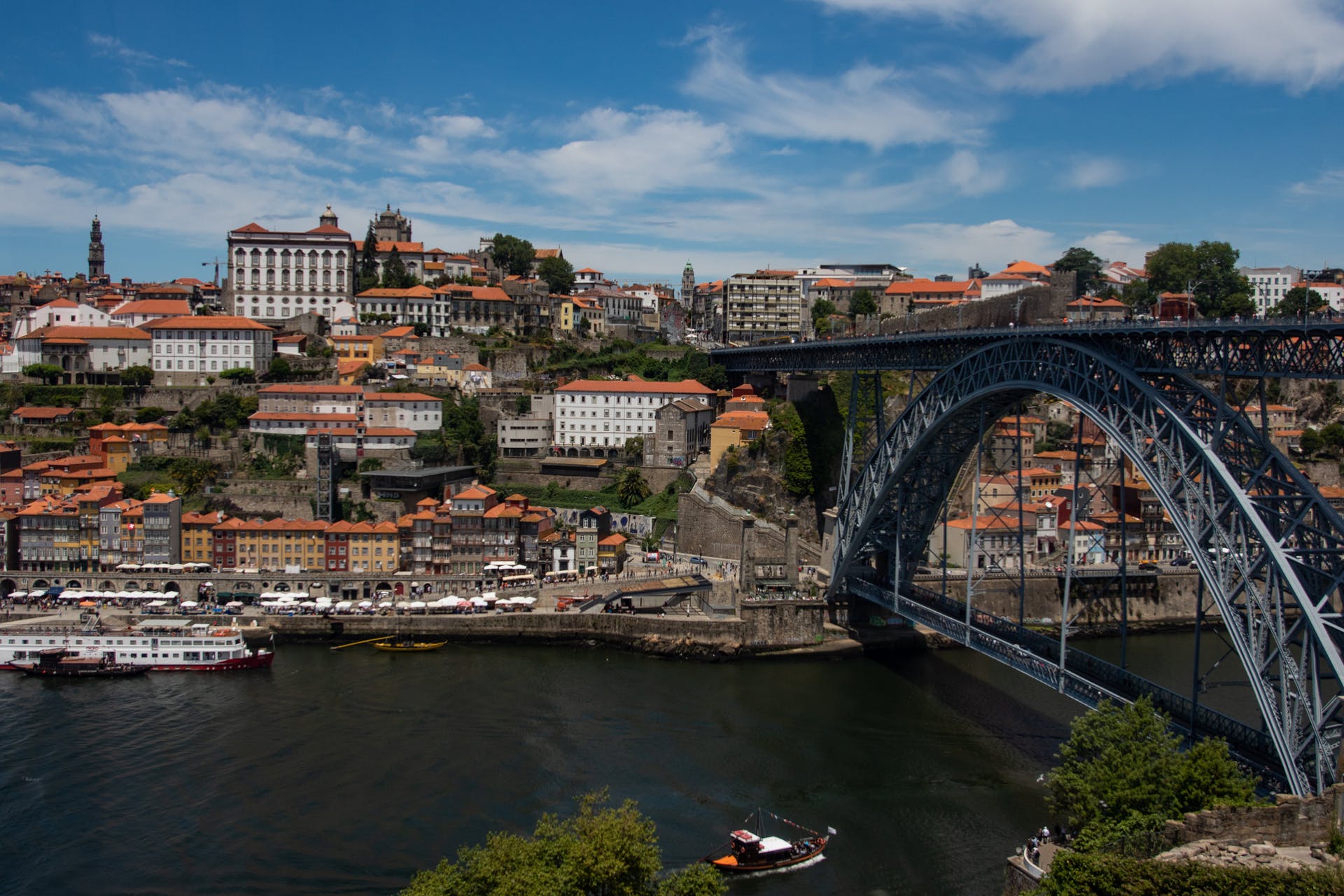 One of our favorite areas in Porto is the Don Luis I Bridge that spans the River Douro, connecting Porto and Vila Nova de Gaia.