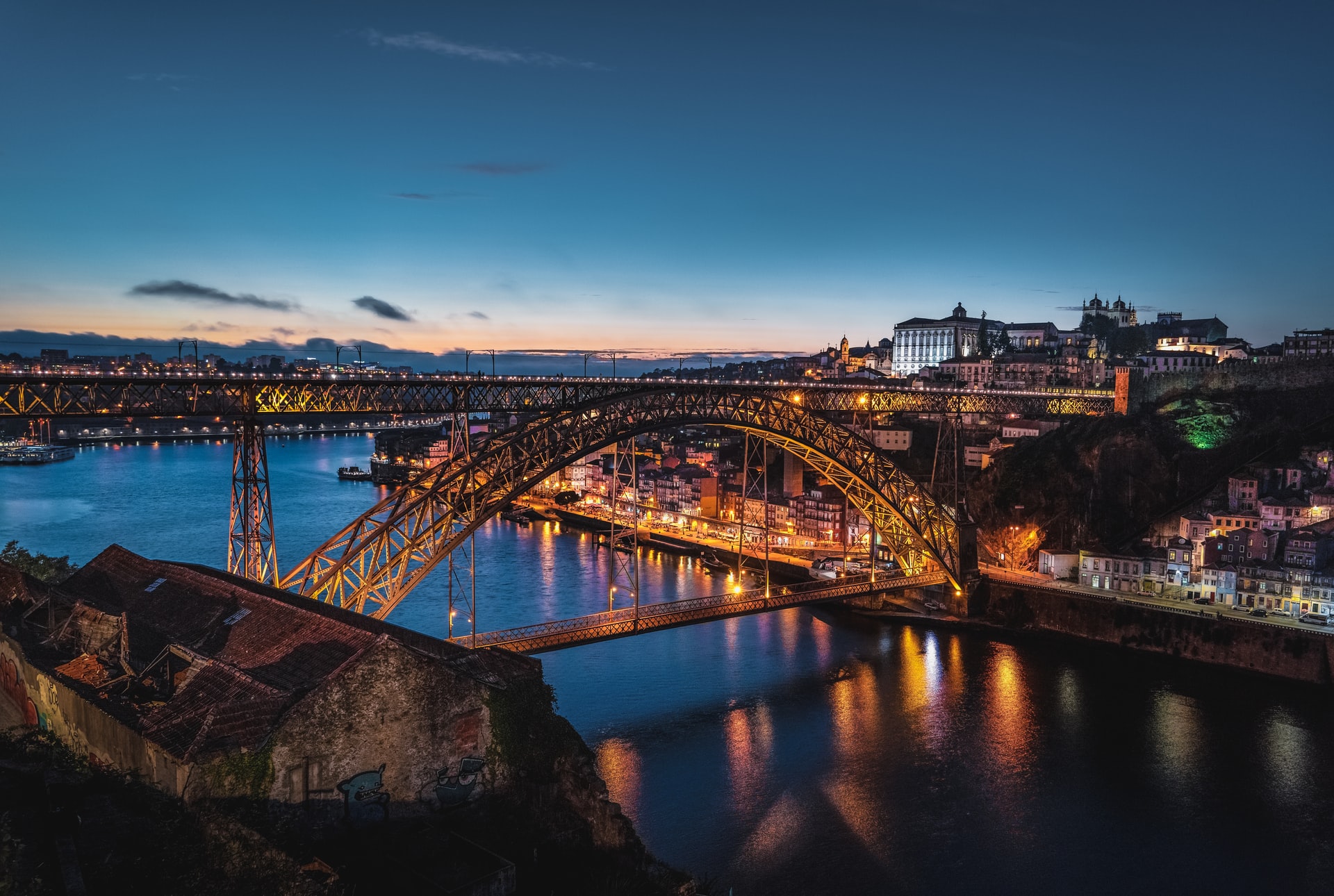 You may recognize its architecture from the pictures above as Gustav Eiffel, the French civil engineer who designed the famous Eiffel Tower in Paris also designed the Don Luis I Bridge.