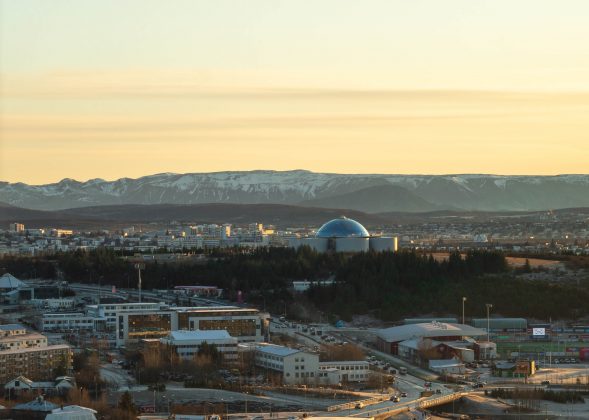Reykjav&iacute;k is one of Europe&rsquo;s smallest capital cities and there are only 200,000 residents, so you can comfortably walk around most of the city.