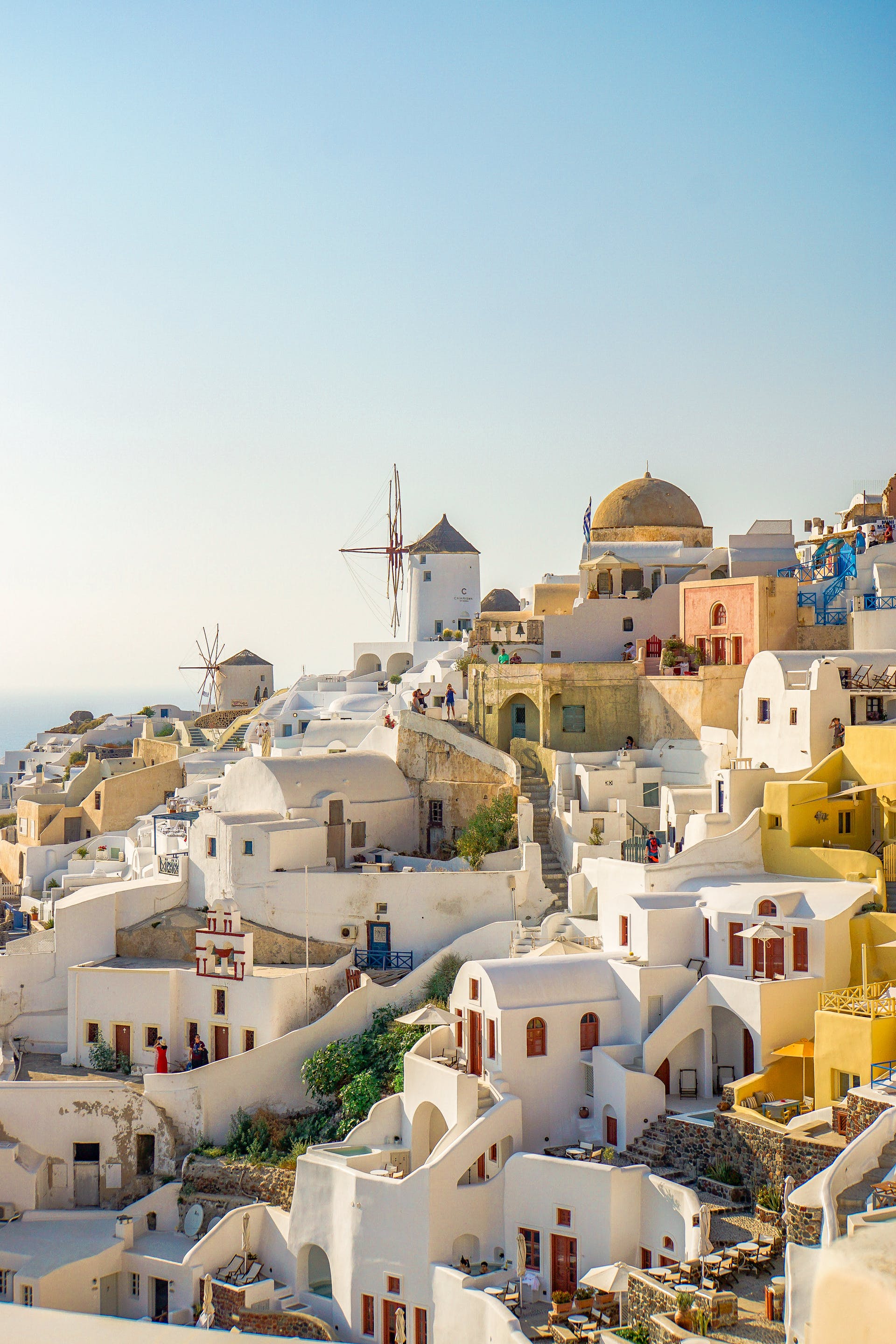 Houses on Santorini bear similarity with most Greek Islands. White houses with blue roofs are everywhere you look. You do not need colourful Santorini images to enjoy the setting they create.