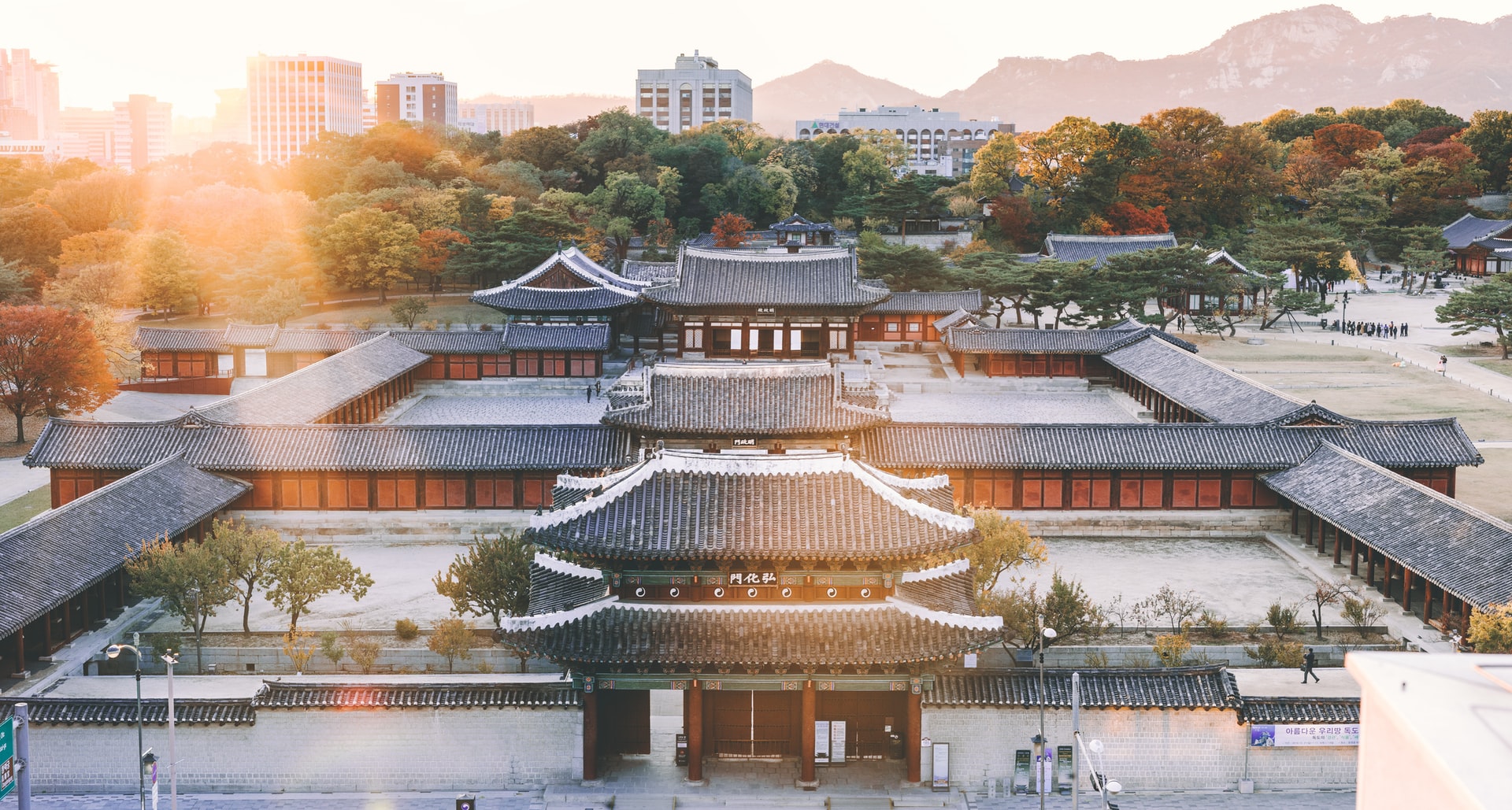 Many visitors rent a traditional Korean dress called a hanbok to visit Gyeongbokung Palace and take pictures. There are plenty of rental stores available around the palace and you can rent a hanbok for 1.5 hours to a full day.