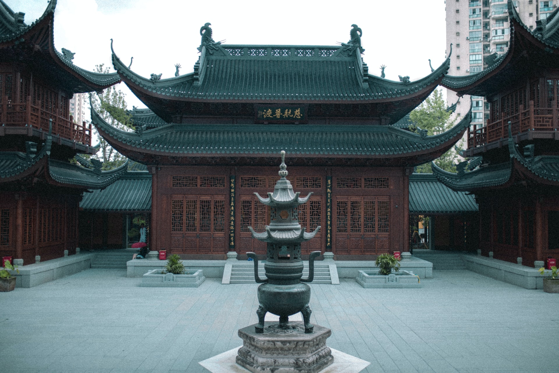 The history of Shanghai’s places of worship goes back to the early centuries AD. There are many pagodas, and most have been destroyed and rebuilt through years of turbulence.