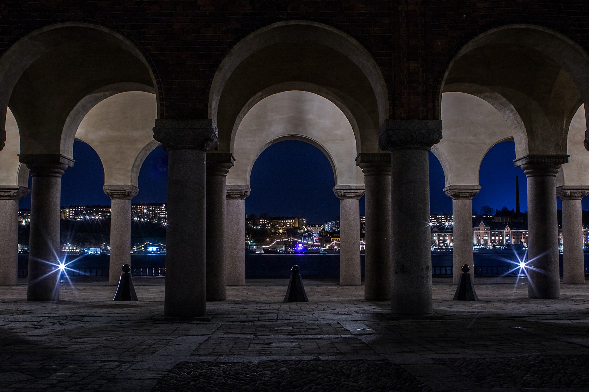 You will find City Hall on Kungsholmen Island. The style is a mix of National Romantic and Romanesque. Offices, conference rooms and halls are part of the building. The Nobel Prize banquet is an annual event in one of its halls. Building began in 1911 and it took 12 years to complete.